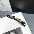 Nahaufnahme der eleganten Haarklammer mit bunten Kristallen und Strasssteinen - Mittlerer Kristall Strass Bananen-Clip