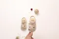 Beige katoenen baby sandalen met geborduurd gezichtje en zachte antislip zool - Maat 15 / Beige