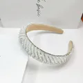 Serre-tête rembourré de luxe avec perles transparentes et motif chic en diagonale - Strass à Motif V Blanc