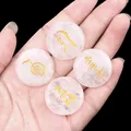 Lot de 4 pierres Reiki en quartz rose avec symboles dorés tenues en main sur fond noir - Lot de 4 / Cristal blanc
