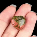 Cœur en pierre d'Unakite polie avec des motifs naturels de granit vert et rose - Unakite
