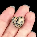 Pierre naturelle en jaspe dalmatien en forme de cœur avec texture à taches noires - Jaspe dalmatien