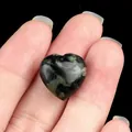 Pierre de jaspe Kambaba polie en forme de cœur avec motifs naturels mouchetés verts - Rhyolite