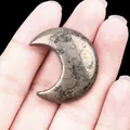 Pierre naturelle de pyrite en forme de croissant de lune avec texture métallique - Pyrite