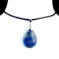 Natürlicher Lapislazuli Tropfenanhänger mit Goldsprengseln an schwarzer Kordelkette - Lapislazuli