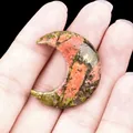 Pierre de lune en unakite polie tenue à la main avec motifs naturels verts et roses - Unakite