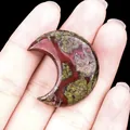 Croissant de lune poli en pierre sang de dragon naturelle avec motifs verts et rouges - Pierre sang de dragon