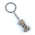 Porte-clés en pierre dalmate en forme d'os avec chaîne argentée et texture de gemme polie - Jaspe dalmatien
