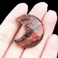 Ornement en pierre naturelle en forme de croissant avec texture rouge et noire - Pierre de Sésame