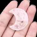 Pierre de lune en quartz rose naturel tenue à la main avec textures internes uniques - Cristal blanc