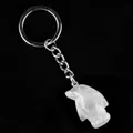 Porte-clés pingouin en cristal blanc avec anneau en métal argenté sur fond noir - Cristal blanc