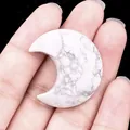 Pierre de lune en turquoise blanche polie avec veines grises tenue en main - Howlite