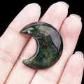 Pierre d'agate mousse verte polie en forme de lune tenue à la main avec texture - Agate de l'Inde