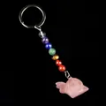 Portachiavi a lumaca con sette pietre chakra e ciondolo in quarzo rosa su fondo nero - Quarzo rosa