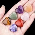 Mano sosteniendo siete cristales y piedras preciosas naturales pulidos en forma de corazón - Estilo de Piedras Naturales Multicolores en Forma de Corazón (2069-3)