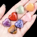 Set de 7 piedras naturales pulidas en forma de corazón en la mano con fondo negro - Estilo de Piedras Naturales Multicolores en Forma de Corazón (2069-2)
