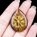 Colgante de lágrima de ojo de tigre con símbolo vikingo Vegvisir grabado en color oro - Ojo de tigre