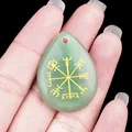 Colgante gota de aventurina verde con símbolo vikingo Vegvisir grabado en oro en la mano - Aventurina Verde