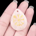 Colgante de cuarzo rosa en forma de gota con grabado Vegvisir dorado y agujero - Cristal de roca