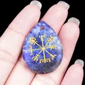Colgante de gota de lapislázuli con grabado dorado de la brújula vikinga Vegvisir - Lapislázuli