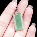 Colgante rectangular de piedra aventurina verde facetada con cierre plateado en mano - Aventurina Verde
