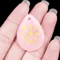 Colgante de cuarzo rosa en forma de gota con símbolo de brújula vikinga Vegvisir en dorado - Cuarzo rosa
