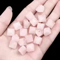 Polierte natürliche Rosenquarz-Pyramidenperlen für DIY-Schmuck in der Hand - Rosenquarz