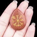 Colgante de gota en piedra de sol roja con símbolo vikingo Vegvisir grabado - Piedra de arena dorada (Sintética)