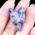 Ciondolo testa di lupo in sodalite blu e bianca intagliato a mano su palmo - Sodalite