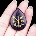 Colgante gota de piedra azul con símbolo brújula vikinga Vegvisir dorado en mano - Piedra de arena azul (Sintética)