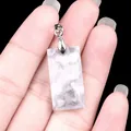 Colgante rectangular de turquesa blanca con cierre de metal plateado - Howlita