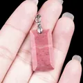 Colgante rectangular de rodonita facetada con enganche de plata en la mano - Rodonita