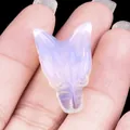 Statuetta a testa di volpe in opalite viola intagliata a mano tenuta sul palmo - Opale (Sintetico)