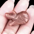 Statuetta di topo in pietra preziosa rossastra intagliata a mano sul dito - Aventurina viola