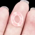 Roze rozenkwarts ovale holle kraal getoond op een vinger voor maatreferentie - 10*12mm Ovaal / Rozenkwarts
