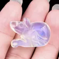 Mini statuetta di topo in opale con riflessi blu tenuta tra le dita della mano - Opale (Sintetico)