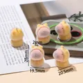 Gros plan de pendentifs capybara jaunes floqués pour porte-clés DIY taille 28x20mm - Style Capybara