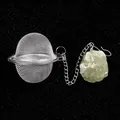 Infusore per tè a sfera in acciaio inox con ciondolo in pietra naturale verde su fondo nero - Prehnite