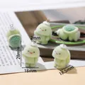 Vue détaillée d'un pendentif dinosaure vert floqué montrant les dimensions de 28mm sur 18mm - Tortue
