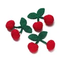Dettaglio macro di ciliegie rosse e foglie verdi all'uncinetto per decorazioni fai-da-te - Ciliegia Rossa Fatta a Mano / Medio