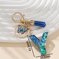 Dettaglio portachiavi lettera Y in resina blu con glitter e misure esatte del prodotto - Blu Y