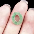 Hand die groene agaatsteen ovale holle kraal vasthoudt voor DIY sieraden maken - 10*12mm Ovaal / Groene Aventurijn