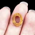 Ovale natuurlijke agaatkraal met zwarte aders, getoond voor ware grootte - 10*12mm Ovaal / Jaspis