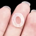 Transparante witte ovale holle natuurlijke agaatkraal op een vingertop voor de grootte - 10*12mm Ovaal / Bergkristal