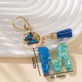 Portachiavi lettera M con paillettes a cuore blu, ciondolo a farfalla e nappa blu scuro - Blu M