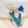 Portachiavi lettera V in resina blu con paillettes a cuore, nappa e ciondolo farfalla - Blu V