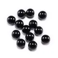 Perle in ABS nero lucido sparse su sfondo bianco per la creazione di gioielli fai-da-te - Nero (6mm/100pz)