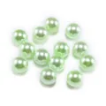 Dettaglio macro di 13 perle finte rotonde verde menta per la creazione di gioielli - Verde Chiaro (6mm/100pz)