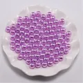 Detailopname van paarse ABS-parels met glanzende afwerking voor DIY-sieraden maken - Lichtpaars