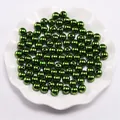 Detailopname van 8mm donkergroene ABS-imitatieparels met glansafwerking in een witte schaal - Groen